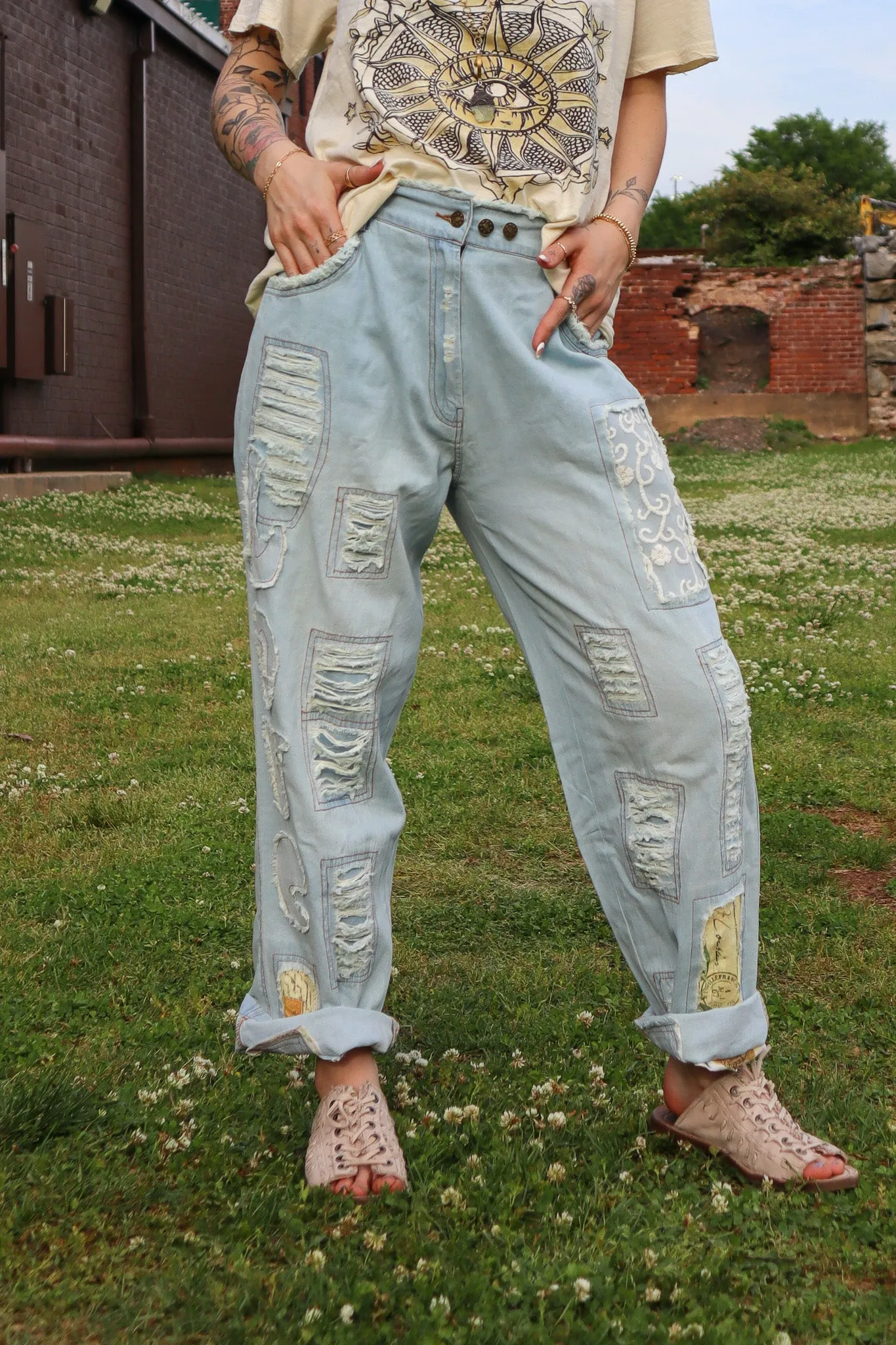 In Spring Applique Lightwash Denim Pant