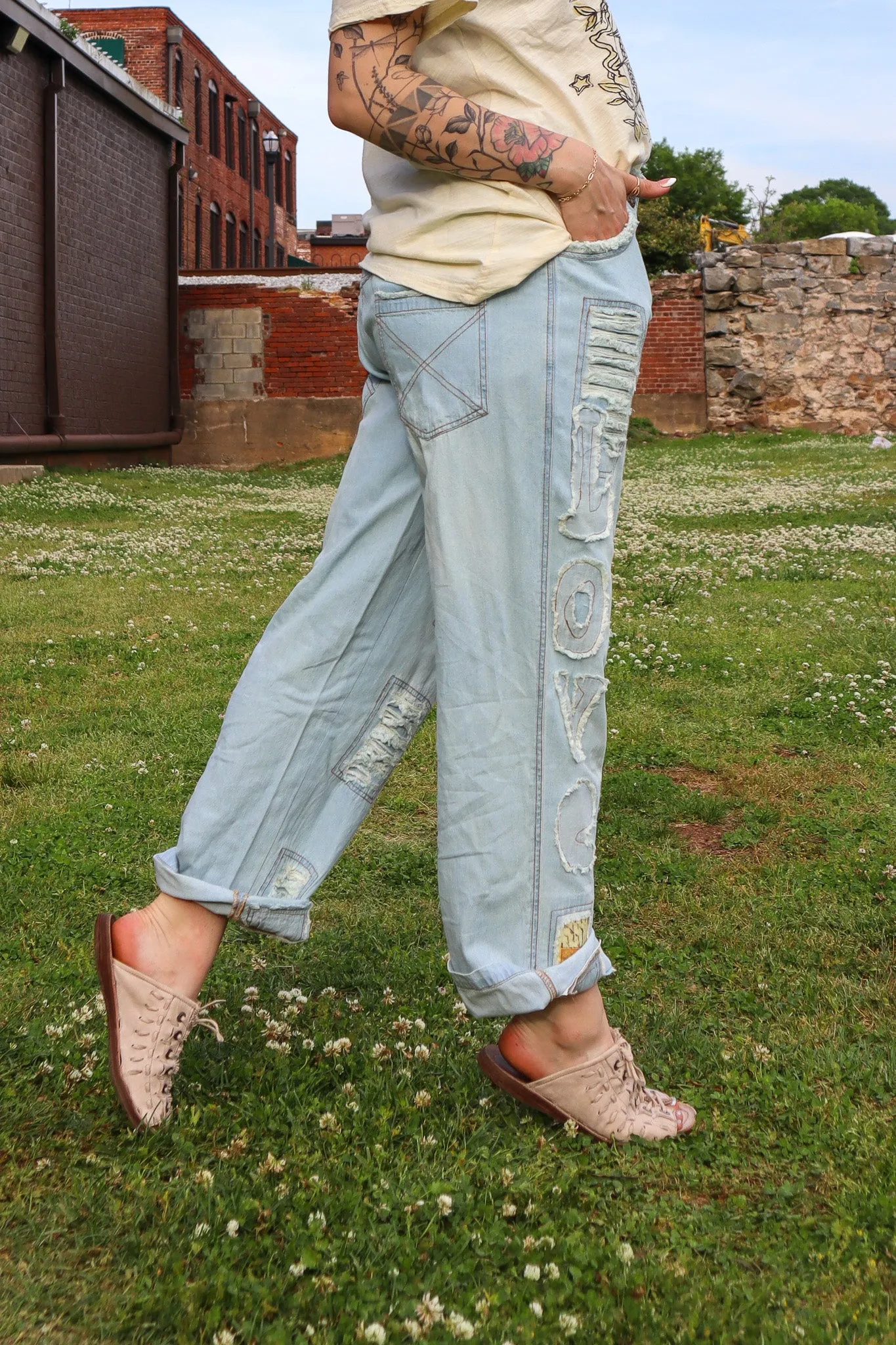 In Spring Applique Lightwash Denim Pant