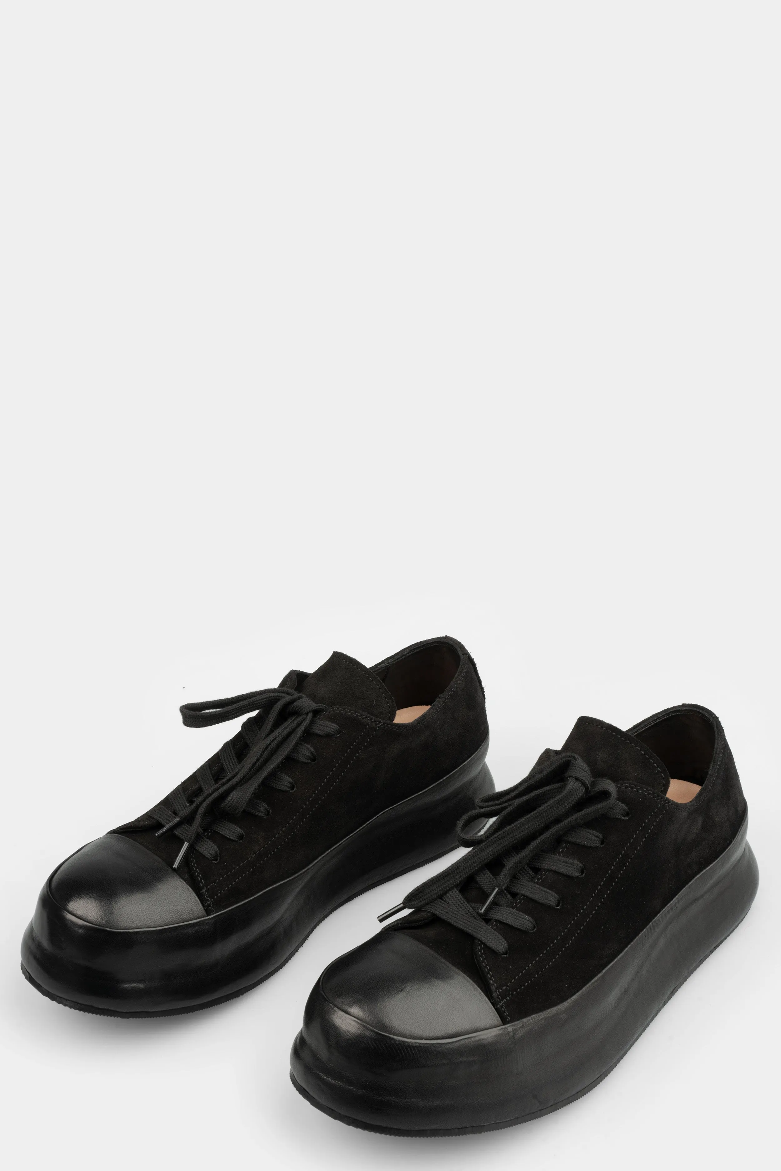 Low top calf leather laced sneakers