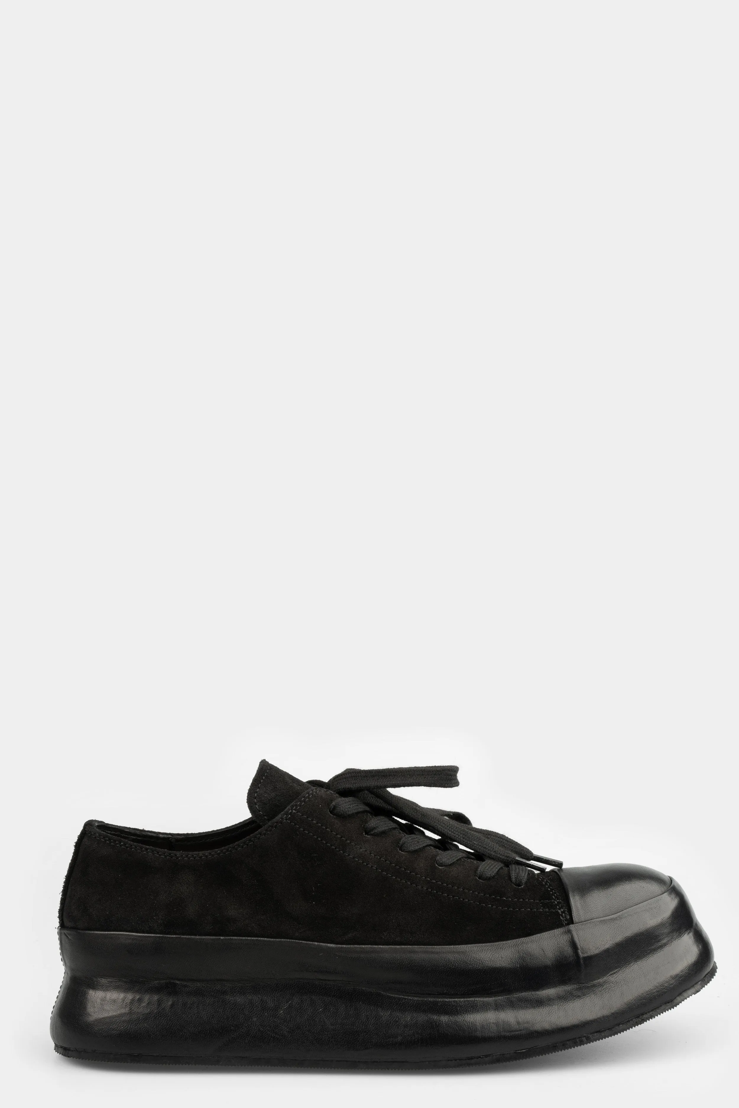 Low top calf leather laced sneakers